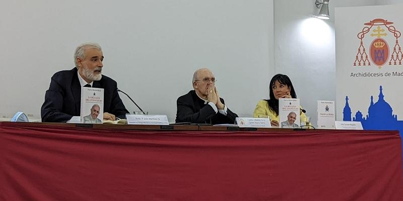 El cardenal Osoro presenta dos libros del Papa: «El Evangelio abre horizontes a todos lo hombres»
