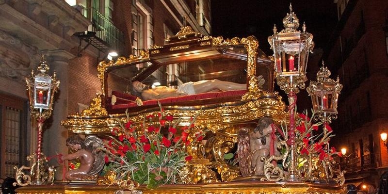La archicofradía del Santo Entierro celebra una Eucaristía en Santa Cruz en la festividad de san José