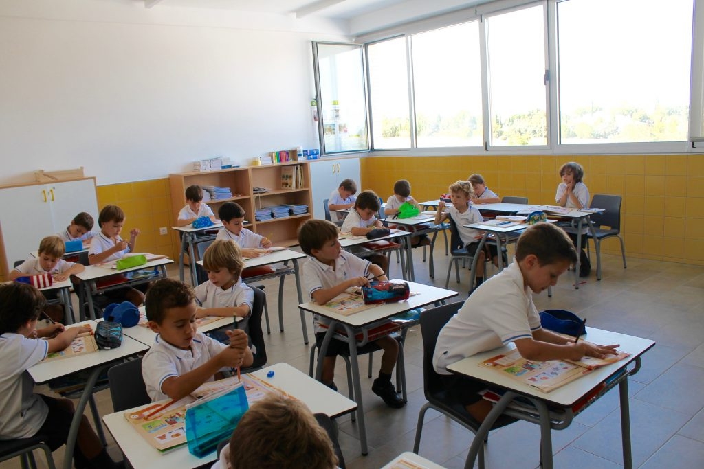 El cardenal Osoro bendice las instalaciones del Stella Maris College