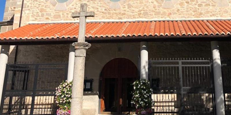 Monseñor Martínez Camino administra el sacramento de la Confirmación en Natividad de Nuestra Señora de Navacerrada