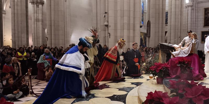 El cardenal Cobo, en la visita de los Reyes a la catedral, recuerda a los niños que «los Magos de Oriente nos dan un mensaje: seguid siempre a Jesús»