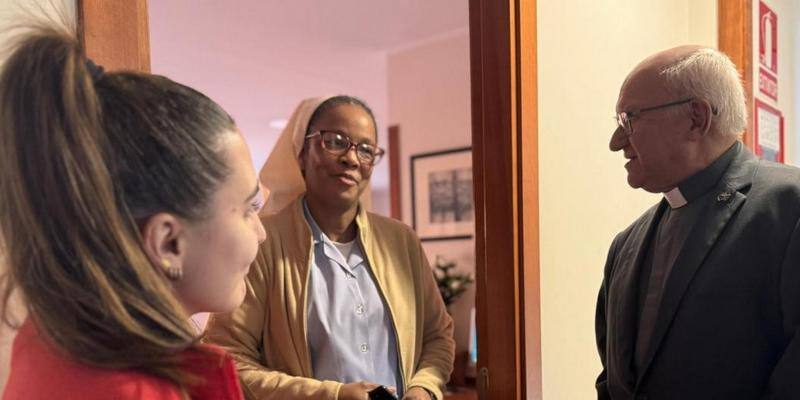 Los residentes de la Casa de Acogida “San Agustín y Santa Mónica”de Cáritas Madrid comparten con el Padre Ángel Camino, vicario de la VIII, «sus inquietudes, alegrías y esperanzas»