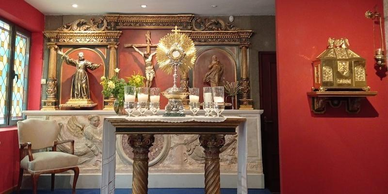 Jesús González Alemany administra el sacramento de la Confirmación en San Ignacio de Loyola de Torrelodones