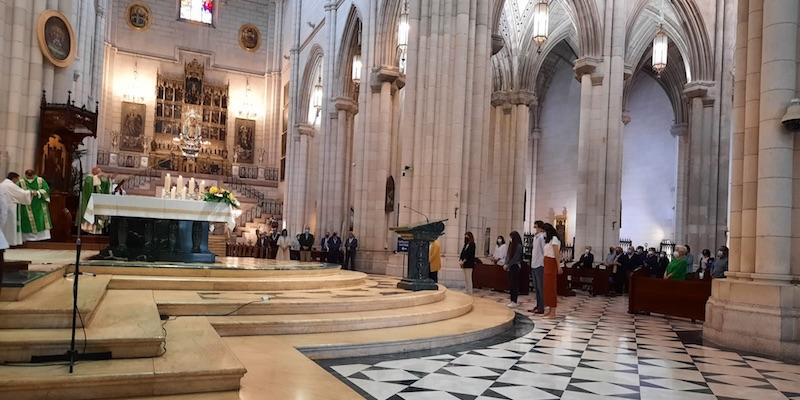 El cardenal Osoro preside en la catedral la Misa de envío de jóvenes que realizan experiencias de misión