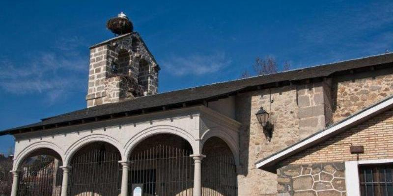 El padre Ángel Camino administra el sacramento de la Confirmación en San Sebastián Mártir de El Boalo