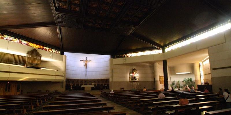 Jesús González Alemany administra el sacramento de la Confirmación en Nuestra Señora del Buen Suceso