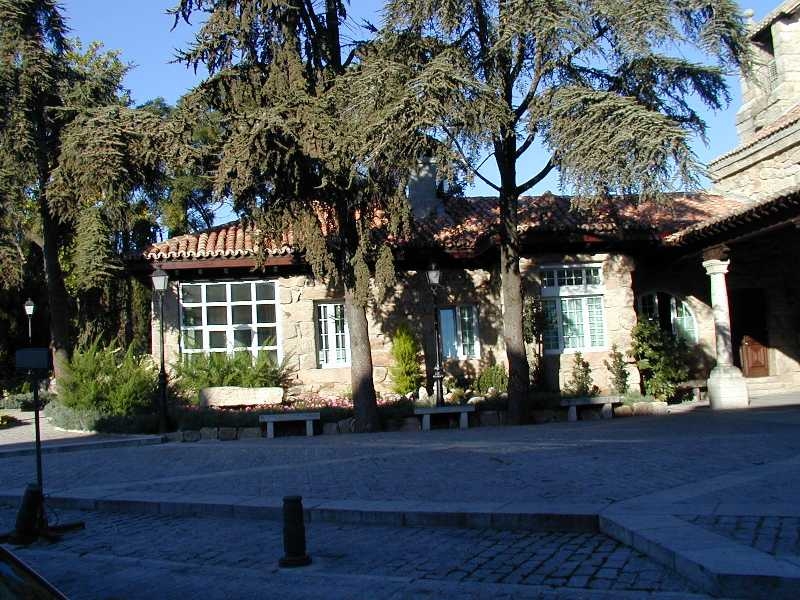 El vicario episcopal de la VII, Gil González, imparte el sacramento de la Confirmación en Torrelodones