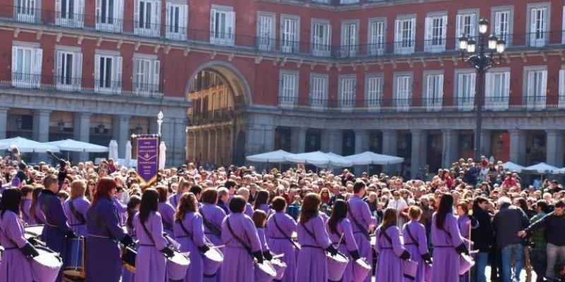 La tradicional tamborrada pone fin a la Semana Santa madrileña en el Domingo de Resurrección