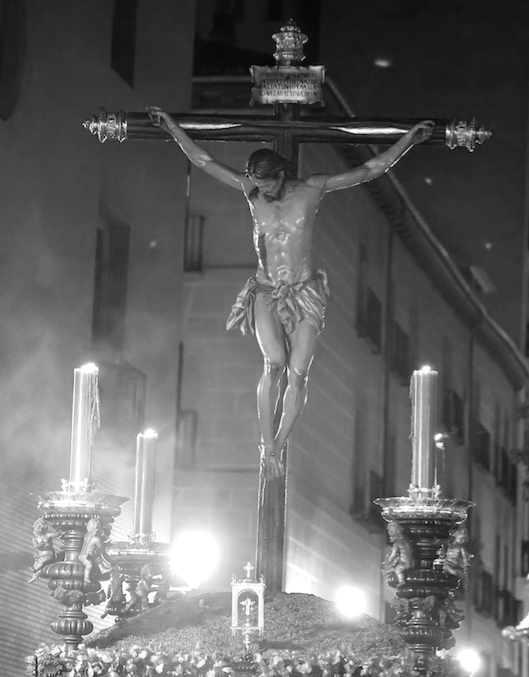 Salida procesional del Cristo de los Estudiantes desde la basílica San Miguel