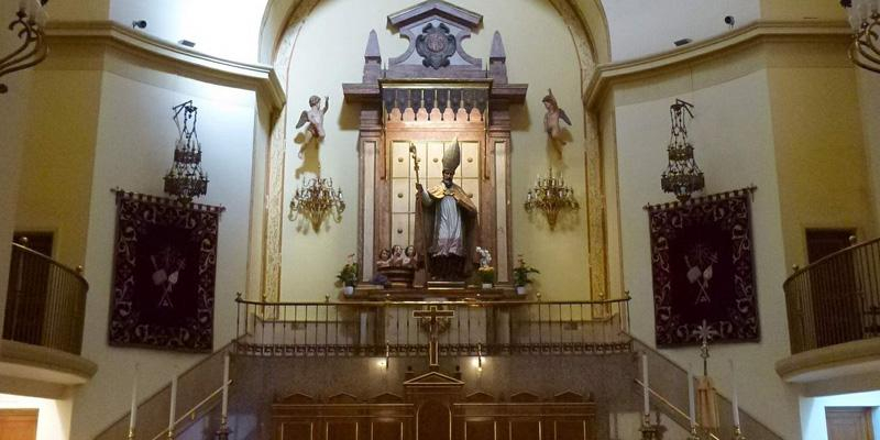 El obispo auxiliar Juan Antonio Martínez Camino, SJ, preside el funeral por el anterior párroco de El Salvador y San Nicolás