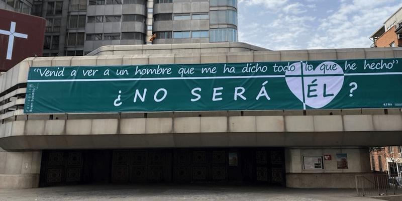 Juan Carlos Merino administra en Buen Suceso el sacramento de la Confirmación a alumnos del colegio Fray Luis de León