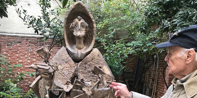 El cardenal Carlos Amigo bendice la escultura que presidirá la puerta del Hospital San Francisco de Asís
