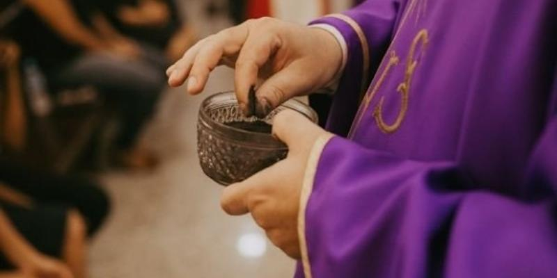 El cardenal José Cobo preside en la catedral una solemne Eucaristía en el Miércoles de Ceniza