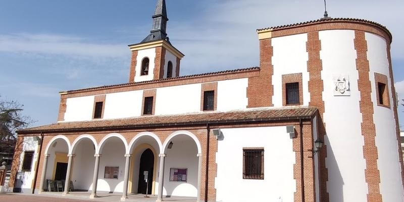 Monseñor Martínez Camino administra el sacramento de la Confirmación en Asunción de Nuestra Señora de Aravaca