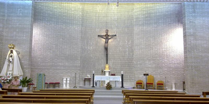 Monseñor Martínez Camino administra el sacramento de la Confirmación en Nuestra Señora de la Merced de Moratalaz