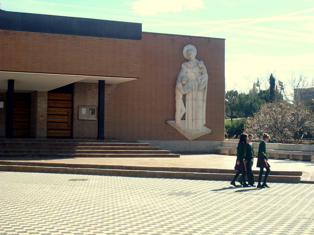 El cardenal Osoro imparte el sacramento de la Confirmación en el colegio de las Escuelas Pías San Fernando