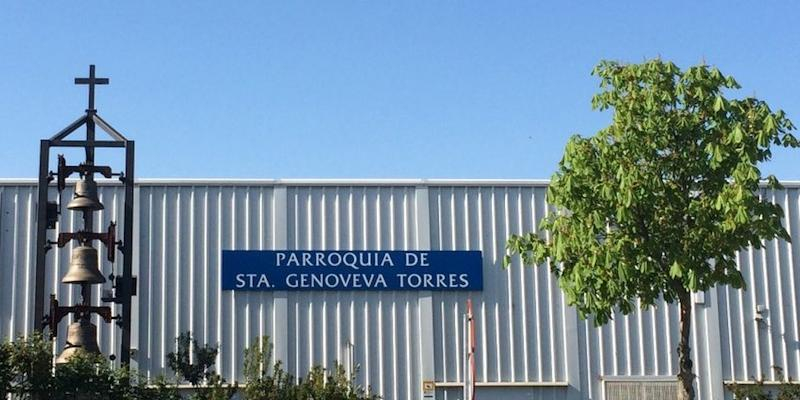 Monseñor Martínez Camino administra el sacramento de la Confirmación en Santa Genoveva Torres Morales