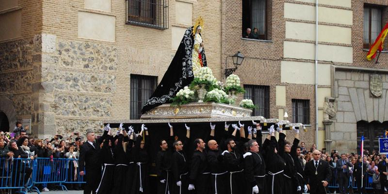 La Soledad cierra las procesiones de la Semana Santa madrileña el Sábado Santo