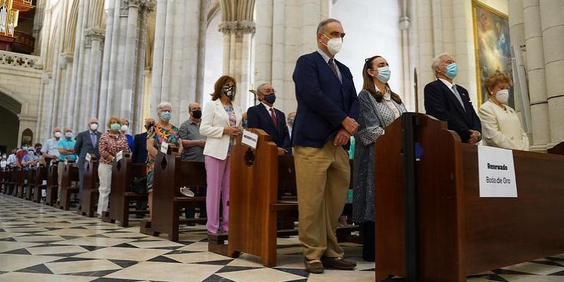 Los matrimonios que celebran sus bodas de oro y plata participan en una Misa de acción de gracias en la catedral