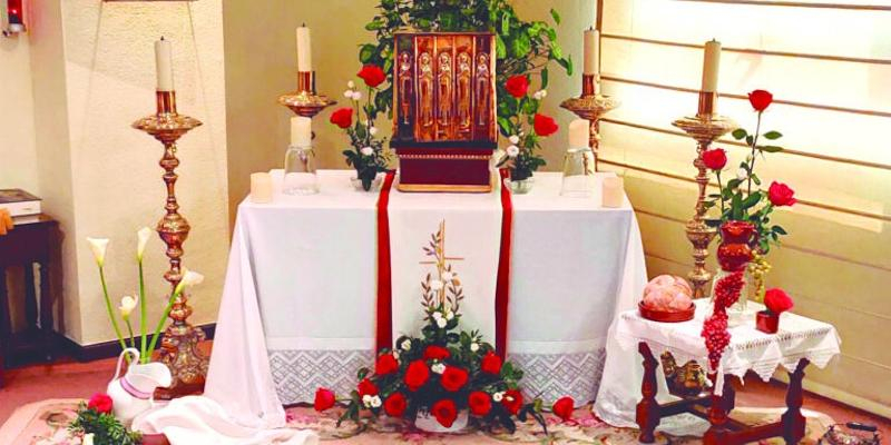 Ramón Llorente celebra los cultos del Triduo Pascual en la capilla del centro de Madrid de Hermandades