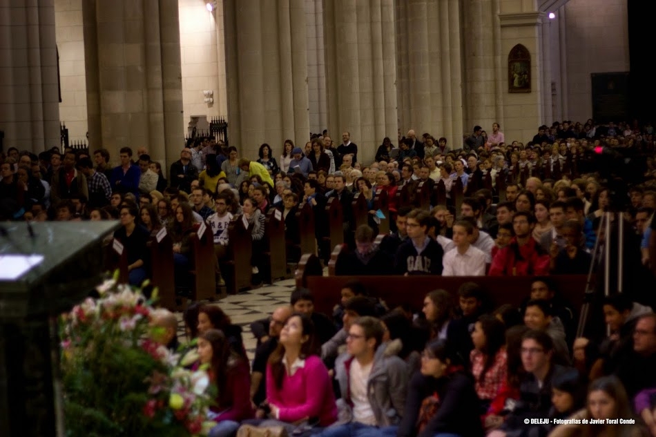 Adoremos, vigilia de oración de los jóvenes con el arzobispo