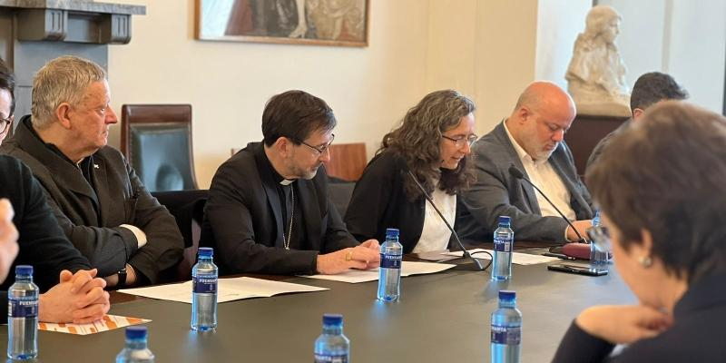 El cardenal Cobo participa en la Plataforma Pacto de Convivencia: «La sociedad tiene el deber de recordar y ofrecer esperanza»