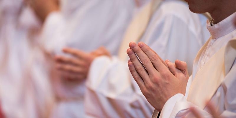 ¿Cómo es y qué implica la toma de posesión de un nuevo párroco?