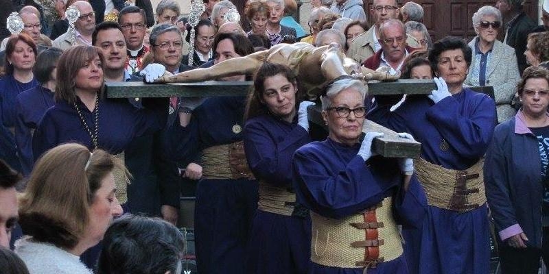 La hermandad de Jesús 'el Pobre' celebra un vía crucis con la imagen del Cristo de las Aguas