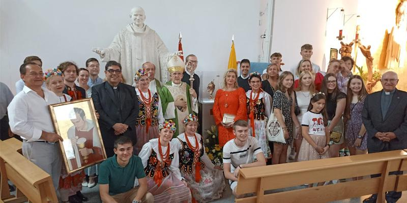 El cardenal Osoro anima a «seguir anunciando el Evangelio» durante la bendición de una reliquia de san Juan Pablo II en Las Tablas