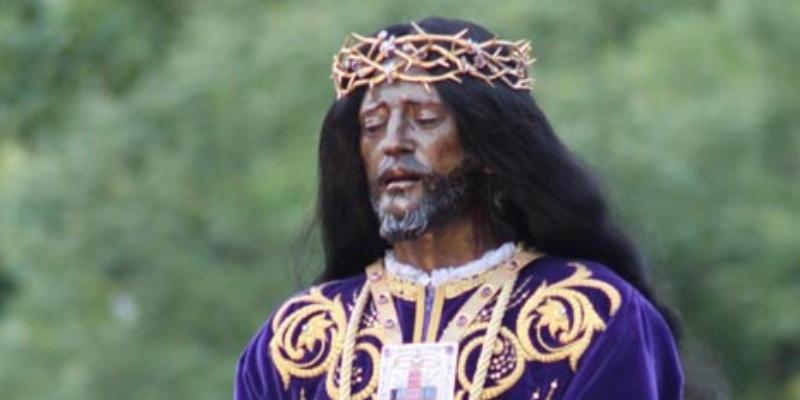 Jesús de Medinaceli procesiona el Viernes Santo con un trono restaurado por el taller de arte religioso Salmerón de Socuéllamos