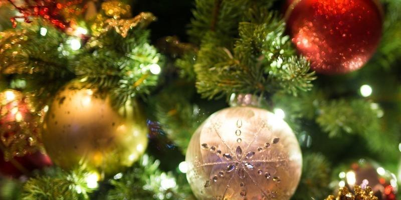 El Coro San Jerónimo el Real ofrece un concierto de Navidad en el exterior del templo de los Jerónimos