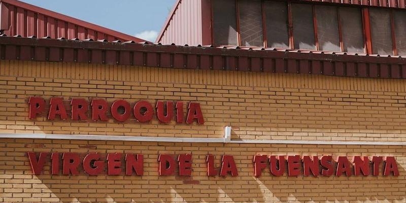 El vicario episcopal de la V administra el sacramento de la Confirmación a un grupo de jóvenes de Virgen de la Fuensanta