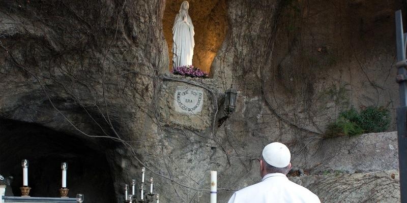 Madrid se suma al rosario convocado por el Papa para pedir ayuda y consuelo a la Virgen en la pandemia