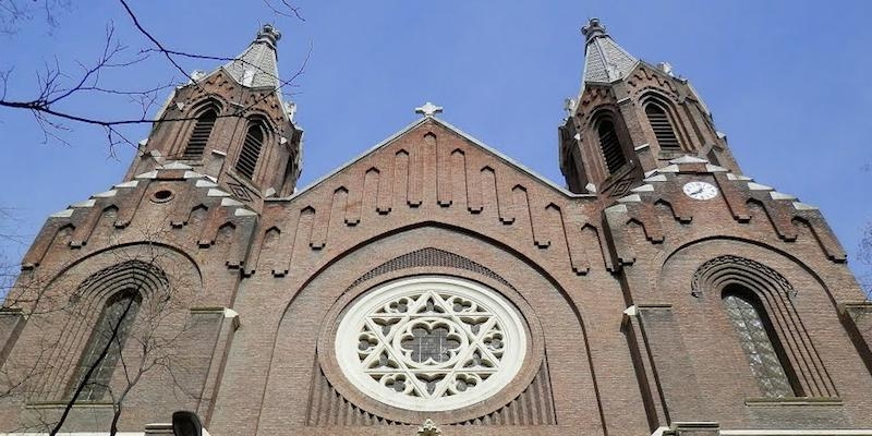 El padre Santiago Cantera imparte una conferencia en la basílica de la Milagrosa