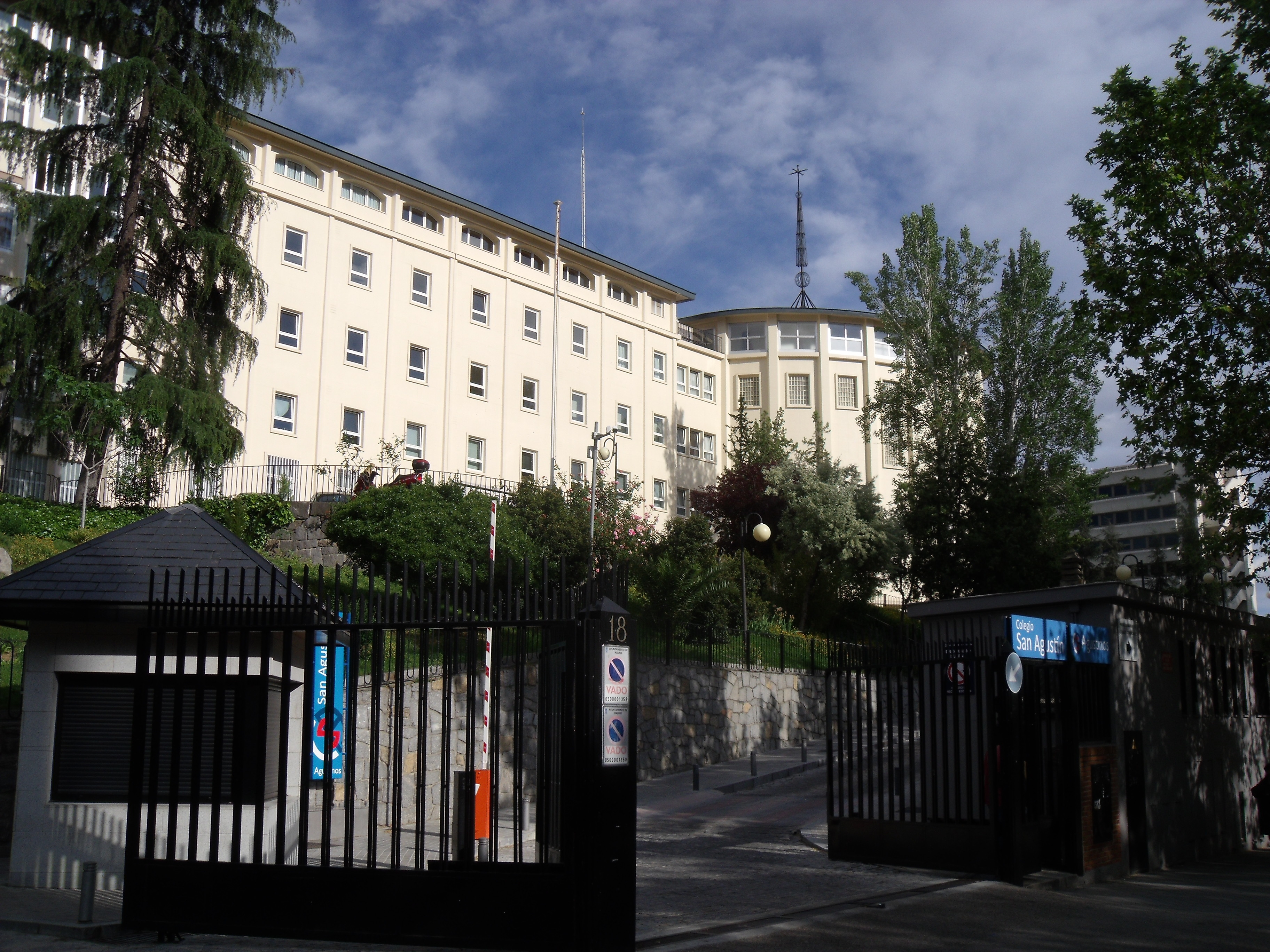 Alumnos del colegio San Agustín reciben el sacramento de la Confirmación