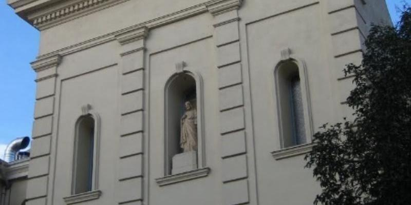 Sagrado Corazón de Jesús imparte la unción de los enfermos en una solemne Eucaristía