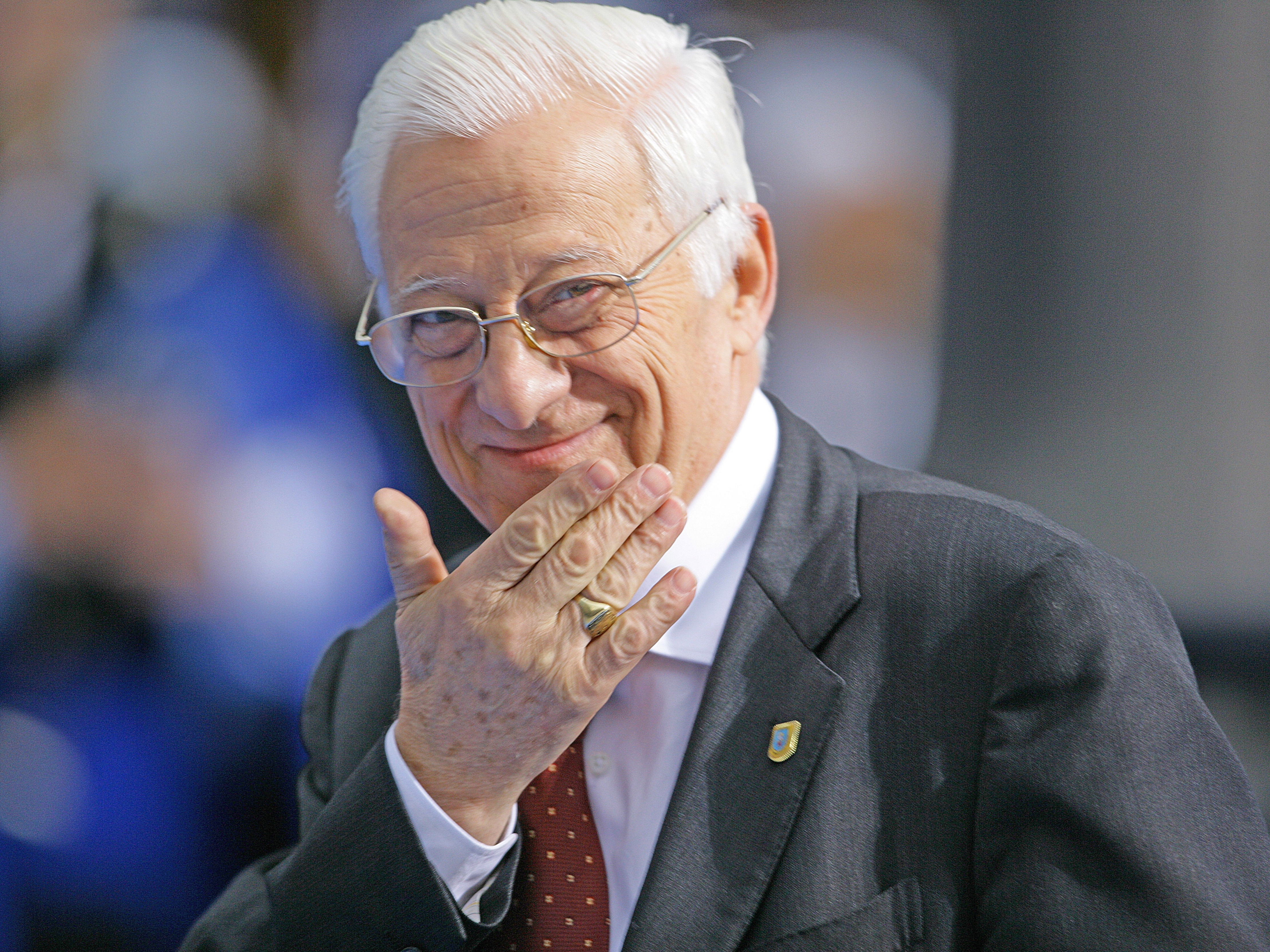 La Asociación Mensajeros de la Paz entrega terminales móviles y baterías solares a personas sin recursos