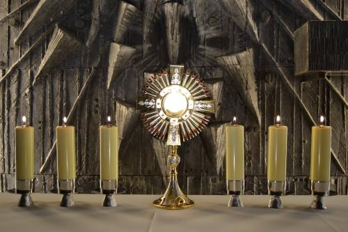 Adoración en la parroquia Sagrados Corazones en su fiesta titular