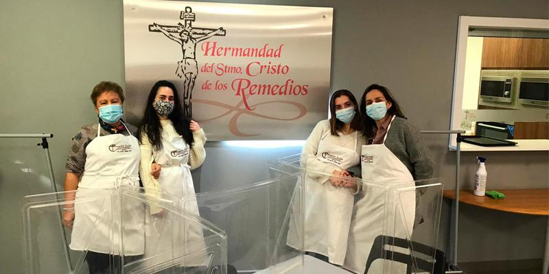 Voluntarios del comedor de la Hermandad del Santísimo Cristo de los Remedios: «Esto va a ir a más»