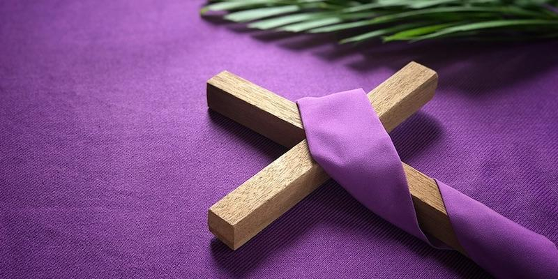 El padre Ángel Camino preside en Nuestra Señora de la Vega las celebraciones del Triduo Pascual