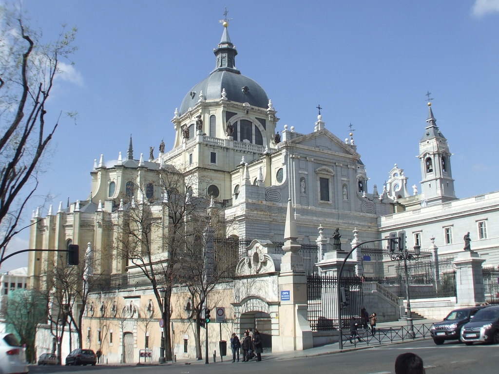La Escolanía Diocesana 'Virgen de la Almudena' canta en la catedral