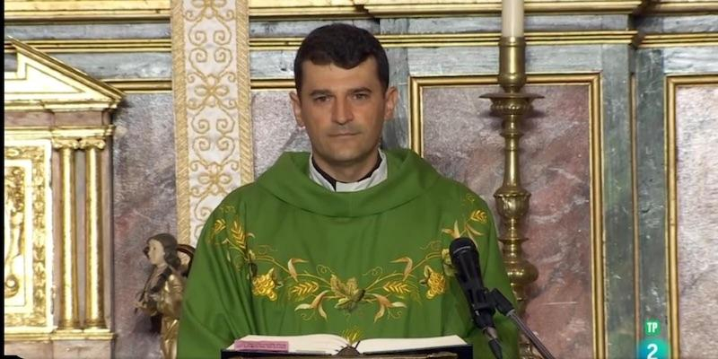 El vicario episcopal de la VII preside la toma de posesión del párroco de Navalagamella