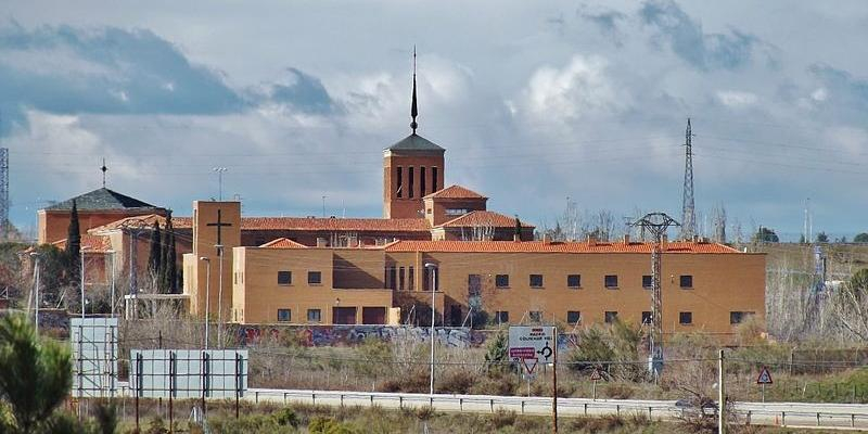 El padre Ángel Camino celebra una Eucaristía en el monasterio de la Concepción Jerónima de El Goloso