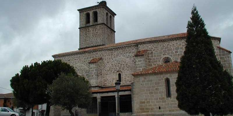 Monseñor Santos Montoya administra el sacramento de la Confirmación a jóvenes de Cerceda y Mataelpino