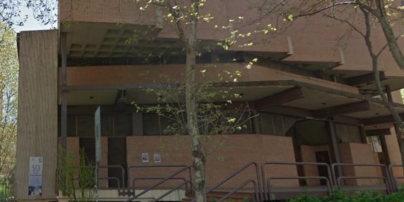 Juan Carlos Vera administra el sacramento de la Confirmación en San Gabriel de la Dolorosa