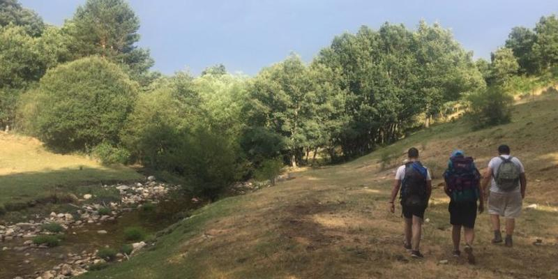 Adolescentes, jóvenes y adultos de Santa Cristina y Santa Margarita se suman a la peregrinación por el Camino del Anillo