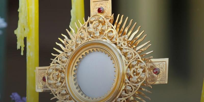 María Madre del Amor Hermoso invita a los jóvenes a terminar el curso con un encuentro de adoración eucarística