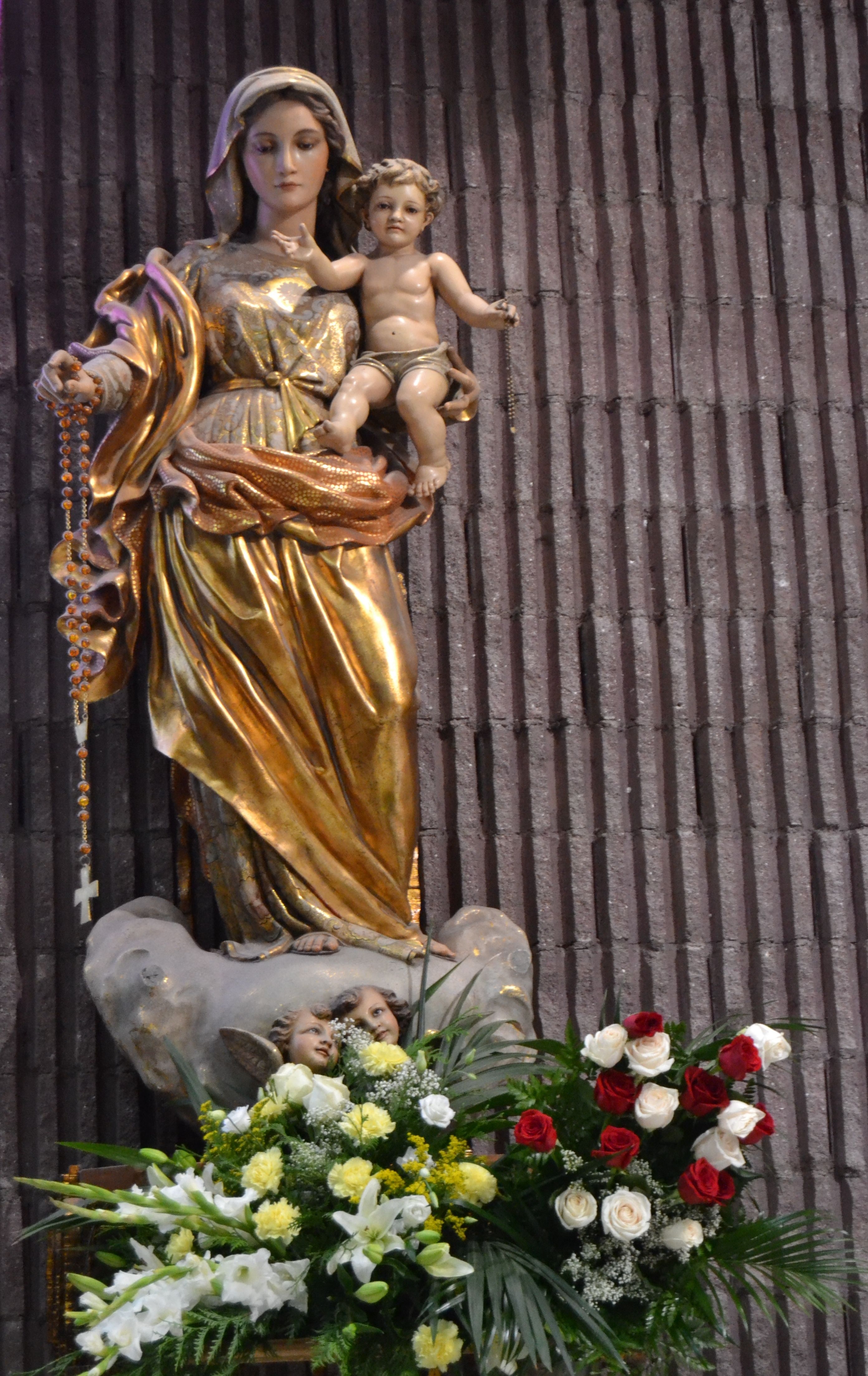 Actos litúrgicos en honor a la Virgen del Rosario en el barrio de Batán