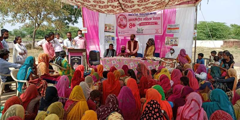 Las vicarías apoyan un proyecto de promoción de la mujer en India o un servicio oftalmológico en Camerún con Manos Unidas
