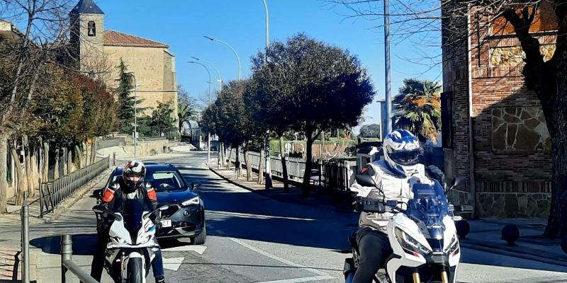 La parroquia de Navalagamella concede su ‘Estrella de honor’ a peregrinos moteros